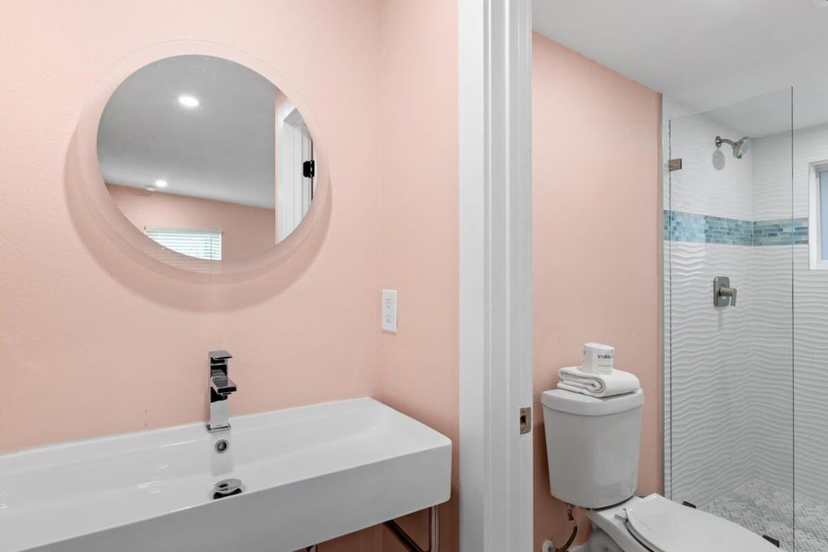 Charming Suite With Balcony And Bikes At Historic Sandpiper Inn Sanibel Exterior foto