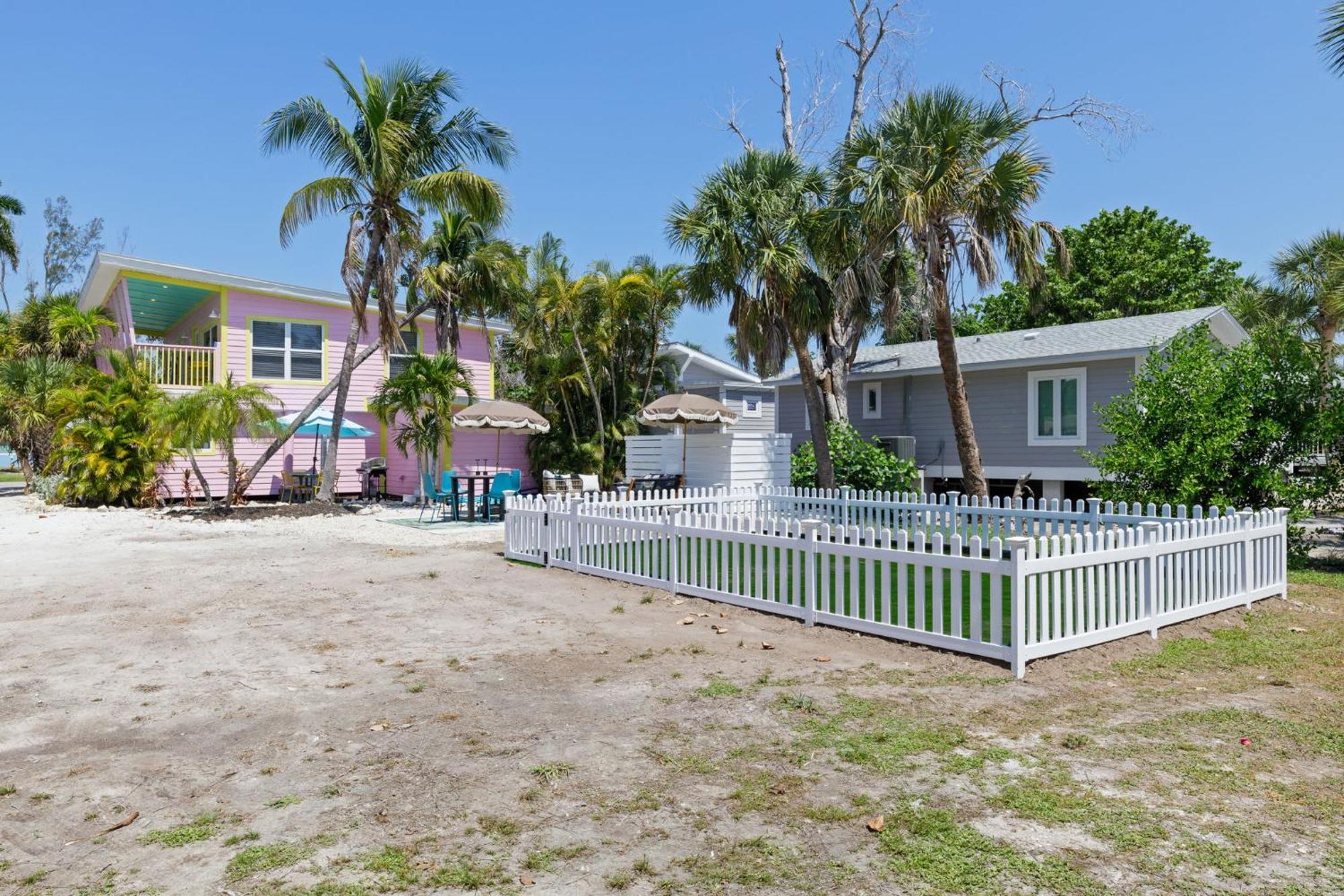 Charming Suite With Balcony And Bikes At Historic Sandpiper Inn Sanibel Exterior foto